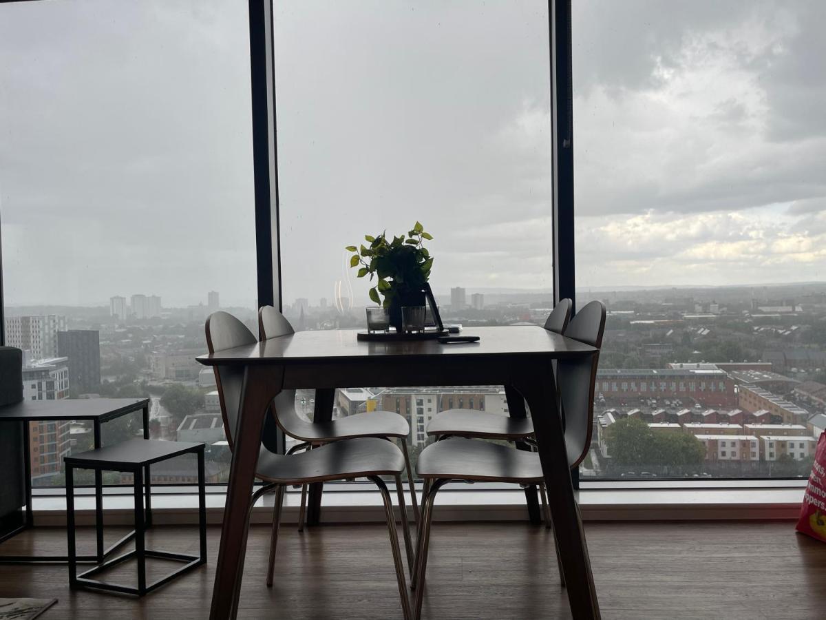 Luxury 2 Bedroom En-Suite Apartment Balcony Views Manchester Dış mekan fotoğraf